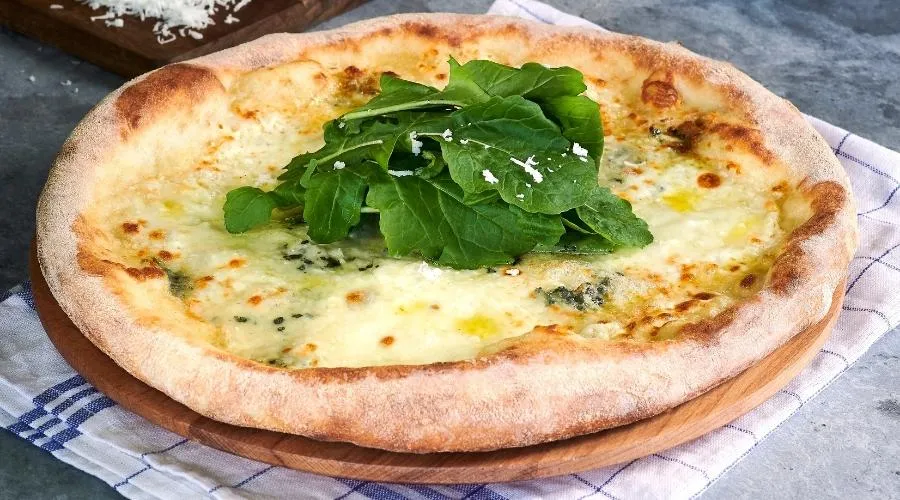 Dört Peynirli Pizza