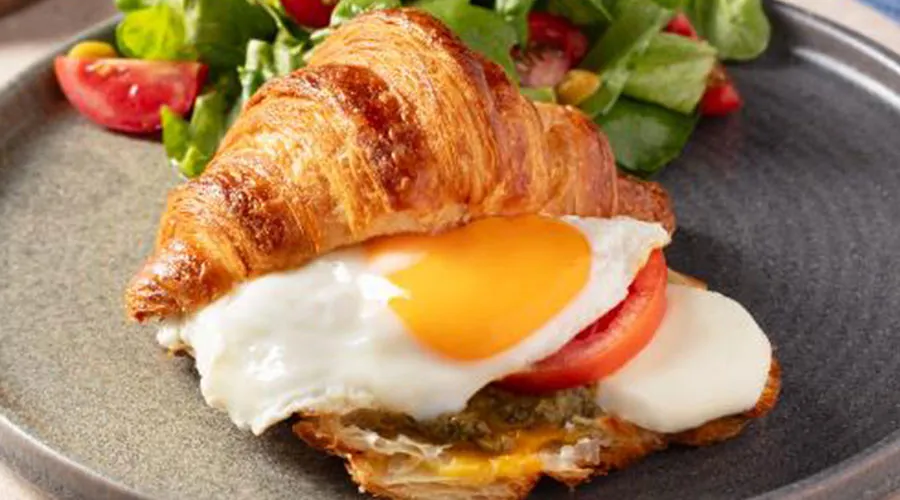 Egg & Caprese Kruvasan