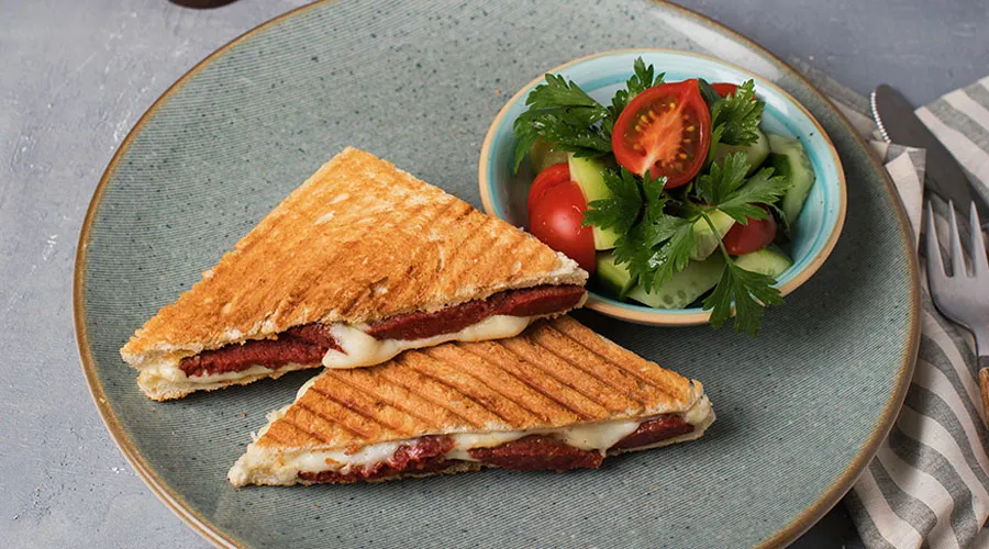 Sucuklu Kaşarlı Tost