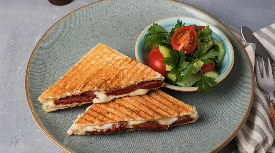 Sucuklu Kaşarlı Tost